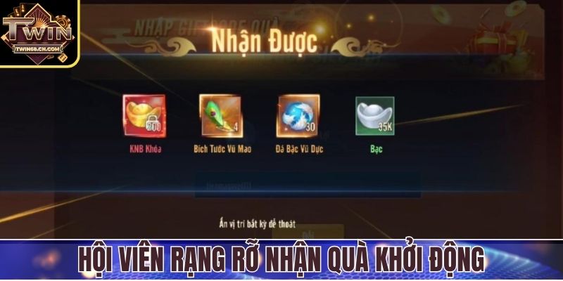 Hội viên rạng rỡ nhận quà khởi động
